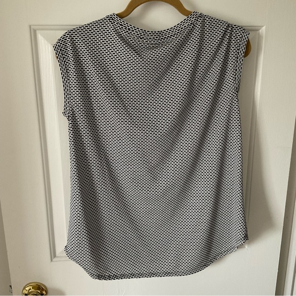 ELLE Sleeveless Blouse, Size Medium - Picture 2 of 5